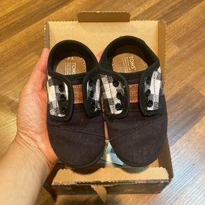 Toms infant/toddler boy canvas shoes size 6